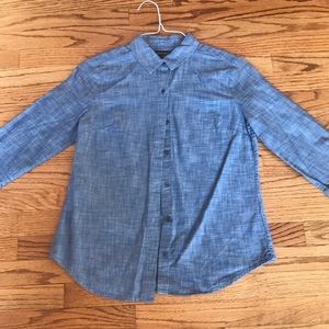Woman’s Banana Republic Buttoned Up Shirt